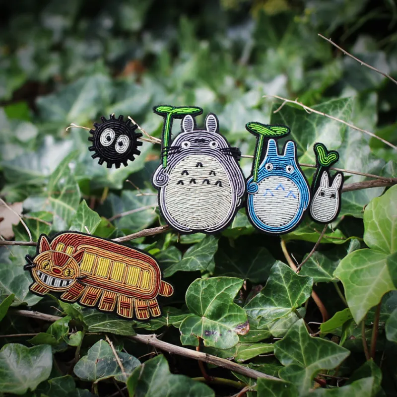 embroidered_jewel_brooch_catbus__my_neighbor_totoro_3.webp Maison Ghibli Embroidered Jewel Brooch Catbus - My Neighbor Totoro | Pins